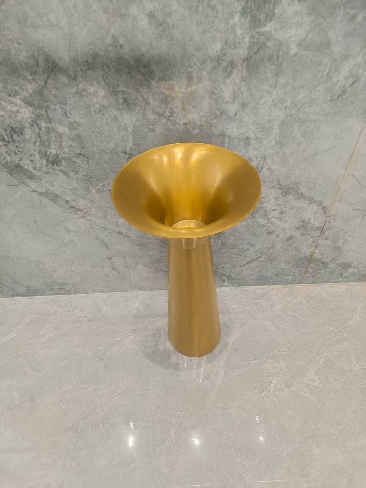 Luxury Gold Trumpet-Shaped Freestanding Basin – Modern Pedestal Wash Sink for Elegant Bathrooms & Powder Rooms