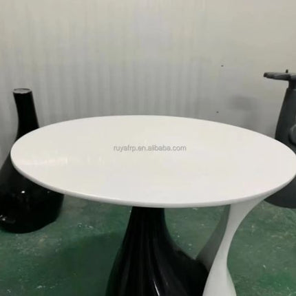 Europäischer Beistelltisch im einzigartigen Design, galvanisiert, hochglänzend goldfarben 