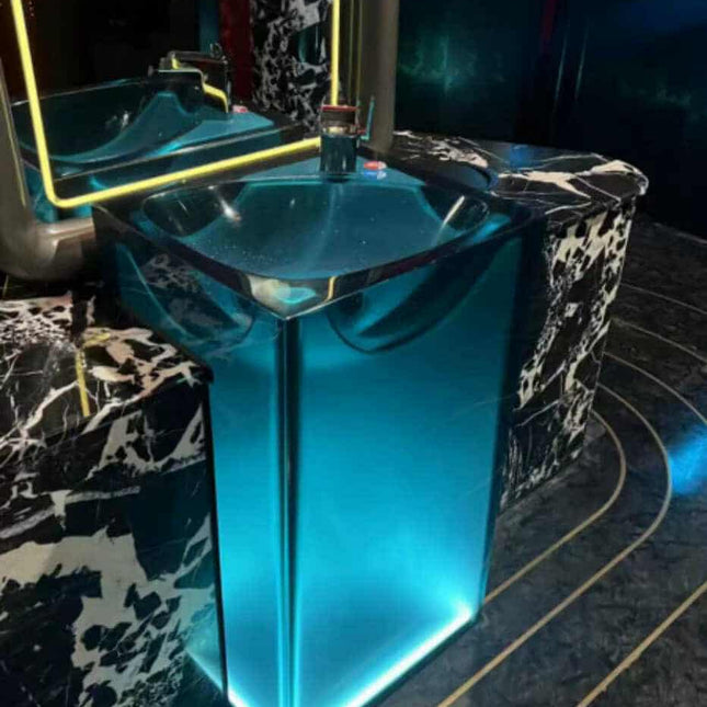 Modernes, blaues, transparentes Standwaschbecken – freistehendes Becken aus Kunststein für luxuriöse Badezimmer und Hotels