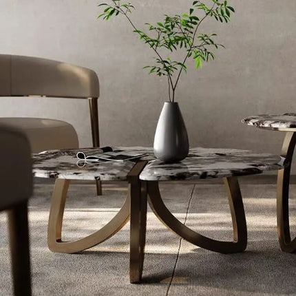 Table basse ronde de luxe minimaliste italienne en pierre, idéale pour les sols plats et toute la maison, avec une série de luminaires modernes. 