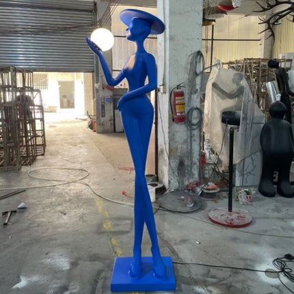 Schulter-Mädchen-Skulptur-Stehlampe mit blauem Rock, stehende Statue mit Leuchtkugel-Laterne für Zuhause, Schule, Bibliothek, dekoratives Ornament