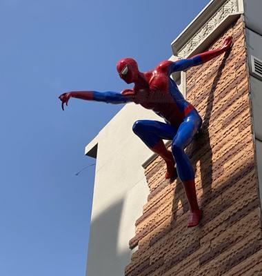 Life-Size Spider-Man Statue – High-Quality Resin Movie Character Sculpture