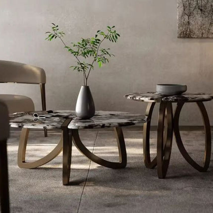 Table basse ronde de luxe minimaliste italienne en pierre, idéale pour les sols plats et toute la maison, avec une série de luminaires modernes. 