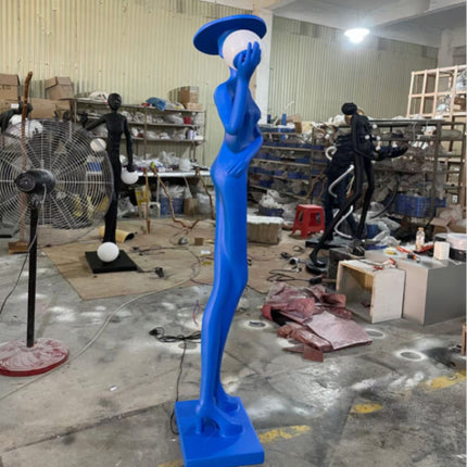 Schulter-Mädchen-Skulptur-Stehlampe mit blauem Rock, stehende Statue mit Leuchtkugel-Laterne für Zuhause, Schule, Bibliothek, dekoratives Ornament