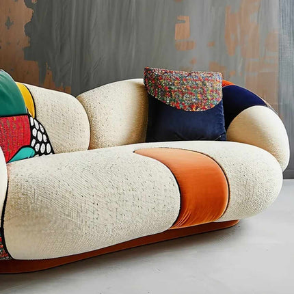 Italienisches minimalistisches Stoffsofa für das Wohnzimmer, kleines modernes, geradliniges Sofa mit Kopfstützenfunktion, zeitgenössisches Luxus-Stoffsofa