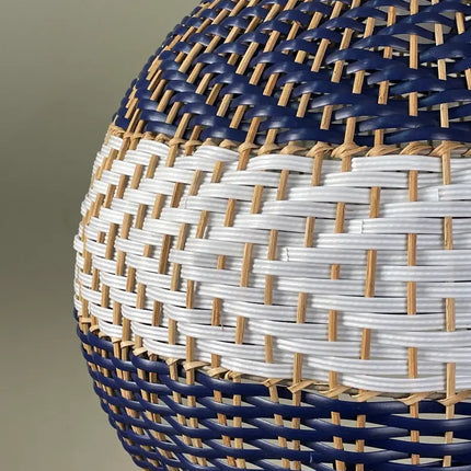 Handgeflochtene Pendelleuchte aus Rattan – Blau-weißer Lampenschirm für moderne Wohnräume und Kronleuchterbeleuchtung
