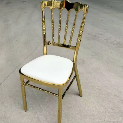 Chaise moderne à structure métallique dorée – Siège d'appoint élégant et brillant