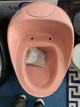 Cargar imagen en el visor de la galería, Pink Modern Design Floor Standing WC Toilet Siphon Jet Flushing One Piece Ceramic Toilet
