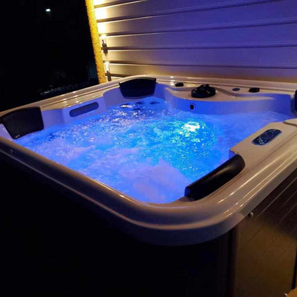 Luxuriöser 4-Sitzer-Whirlpool der High-End-Serie Royal Aqua Sanctuary mit integrierter Sanitärinstallation