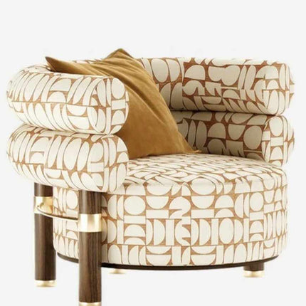 Skulpturaler Sessel mit geometrisch gemustertem Bezug, zylindrischen Kissen und kontrastierenden dunklen Beinen mit Messingakzenten
