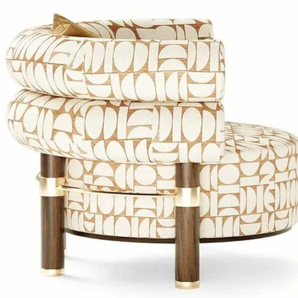 Skulpturaler Sessel mit geometrisch gemustertem Bezug, zylindrischen Kissen und kontrastierenden dunklen Beinen mit Messingakzenten