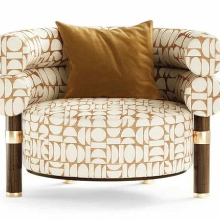 Skulpturaler Sessel mit geometrisch gemustertem Bezug, zylindrischen Kissen und kontrastierenden dunklen Beinen mit Messingakzenten