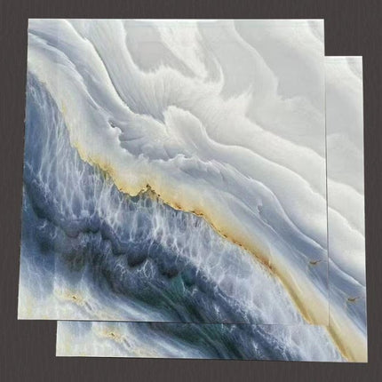 Arctic Veins Elegance – 60x60cm Hochglanz-Porzellanfliese, inspiriert von Naturmarmor, mit fließenden eisweißen und tief ozeanblauen Adern und dezenten goldenen Akzenten für anspruchsvolle Innenräume