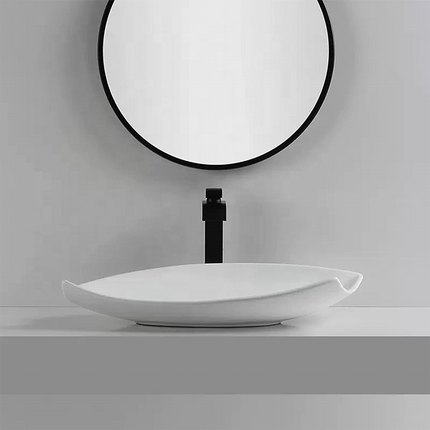 Einzigartiges Design, weißes Porzellan-Aufsatzwaschbecken, modernes Badezimmer-Kunstwerk, Aufsatzwaschbecken in unregelmäßiger Form, Waschtischmontage
