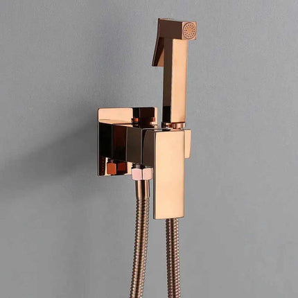 Quadratisches, handliches Bidet-Set aus roségoldenem Messing mit Warm- und Kaltwasserfunktion und Duschventil