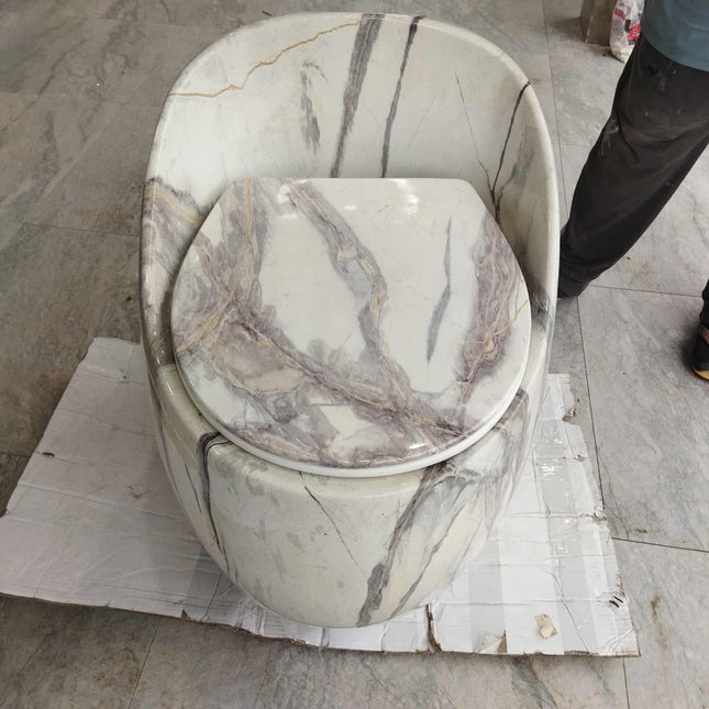 Luxuriöse, einteilige Porzellan-Toilette in weißer Marmoroptik – Modernes, bodenstehendes und wassersparendes WC für elegante Badezimmer, Wohnungen und Hotels