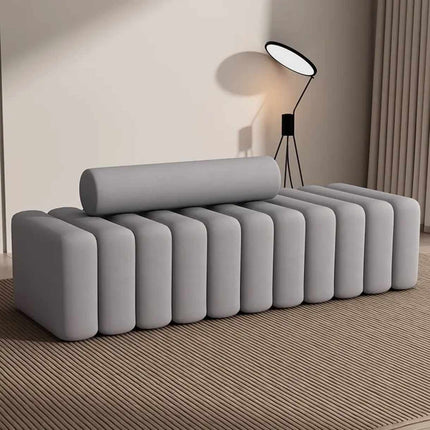 Moderne skandinavische Rohrsofabank – Minimalistisches, gepolstertes Lounge-Sitzmöbel mit zylindrischer Rückenlehne für Wohnzimmer oder Studio