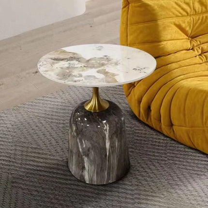 Nordischer Marmor-Beistelltisch – Luxuriöser, moderner Akzent- und Couchtisch in Gold für Wohn- und Schlafzimmer
