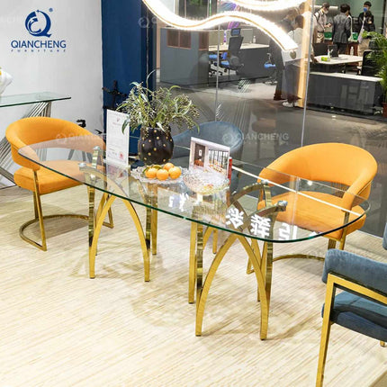 Luxuriöser Esstisch aus Klarglas mit goldenen Beinen aus Edelstahl 