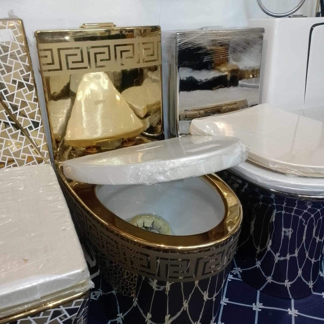 Goldene Toilettenschüssel – luxuriöser, moderner Stil, galvanisiert, inspiriert von Versace