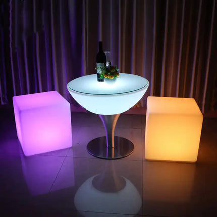 Mobilier d'extérieur moderne pour discothèque : table et chaises LED RGB. 