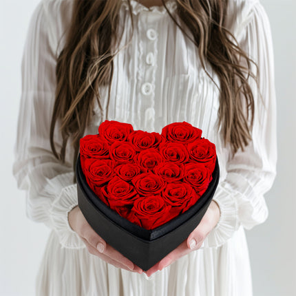 Roses stabilisées d'Équateur en forme de cœur, présentées dans un sac à main. Idée cadeau pour la Saint-Valentin. Durée de vie : 2 à 3 ans.