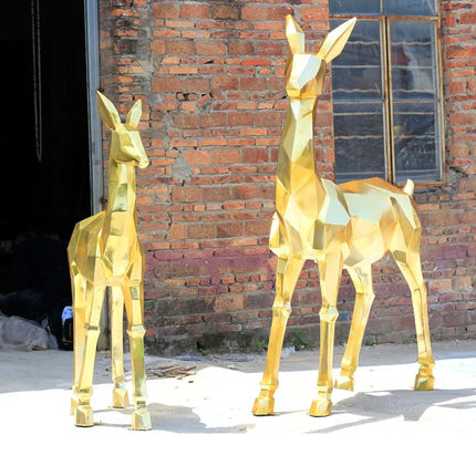 Cerf de Noël géométrique illuminé en fibre de verre dorée 