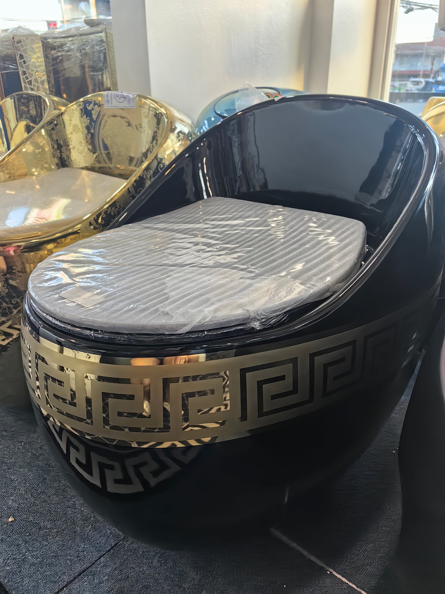 Egg Black Gold Pattern Porcelain Toilet Bowl Electroplated Dual Flush