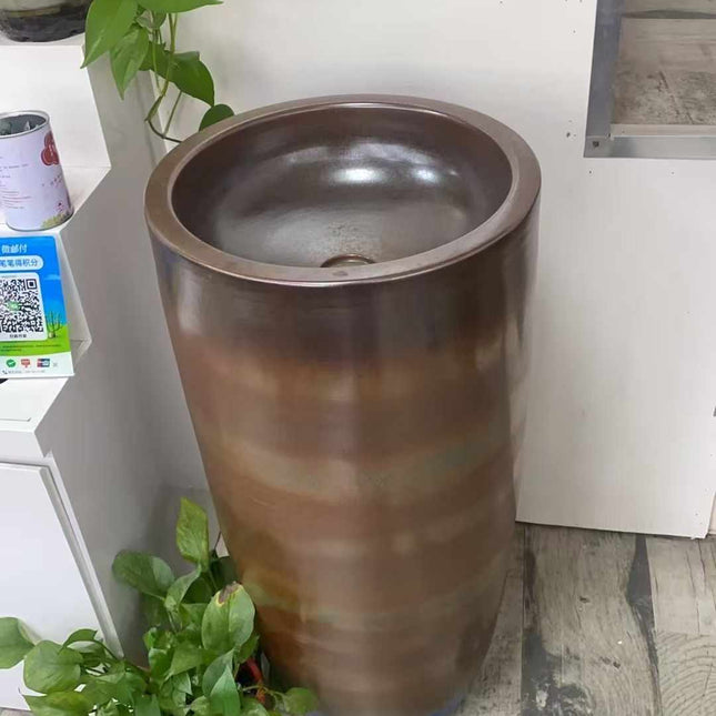 Hohes, zylindrisches, freistehendes Waschbecken aus Stein in einem modernen Innenbereich 