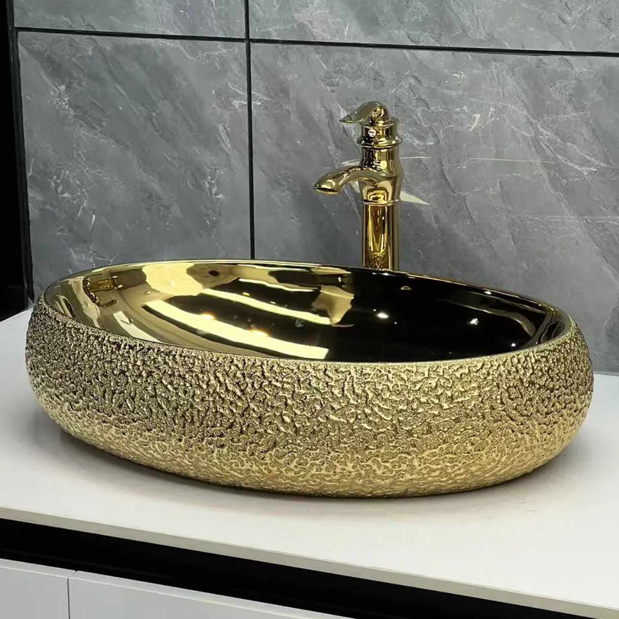 Modern Luxury Golden Oval Porcelain Bathroom Sink – Elegant Countertop Wash Basin