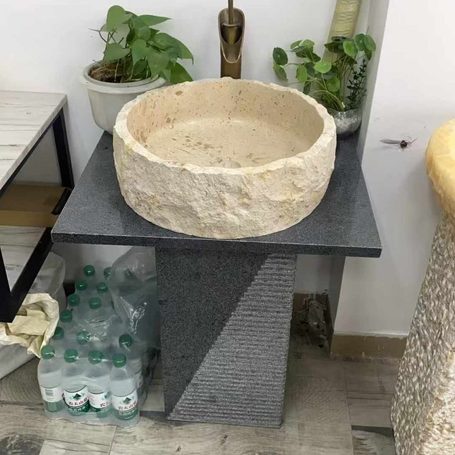 Badezimmerdesign mit einem einzigartigen Steinwaschbecken, einem modernen Waschtisch und einem atemberaubenden Aufsatzwaschbecken aus Stein.