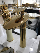 Lade das Bild in den Galerie-Viewer, Luxury Modern Style Gold Spaceship Faucet
