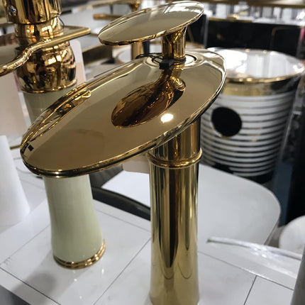 Robinet de luxe moderne style vaisseau spatial doré