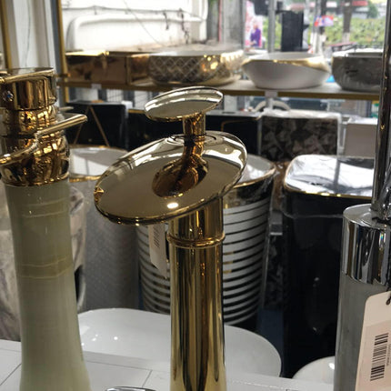 Robinet de luxe moderne style vaisseau spatial doré