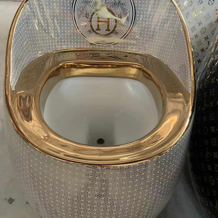 A gold toilet bowl with a white interior and decorative exterior pattern, featuring a dual-flush button on the tank lid.

gold toilet bowl
luxury european toilet wc
electroplated ceramic toilet
modern gold bathroom toilet
designer toilet bowl
premium sanitary ware toilet
luxury bathroom toilet
one piece ceramic toilet