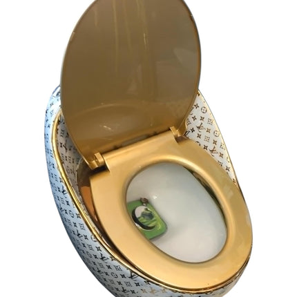 Modernes WC-Becken aus galvanisierter Keramik, weiß und goldfarben, inspiriert von Louis Vuitton