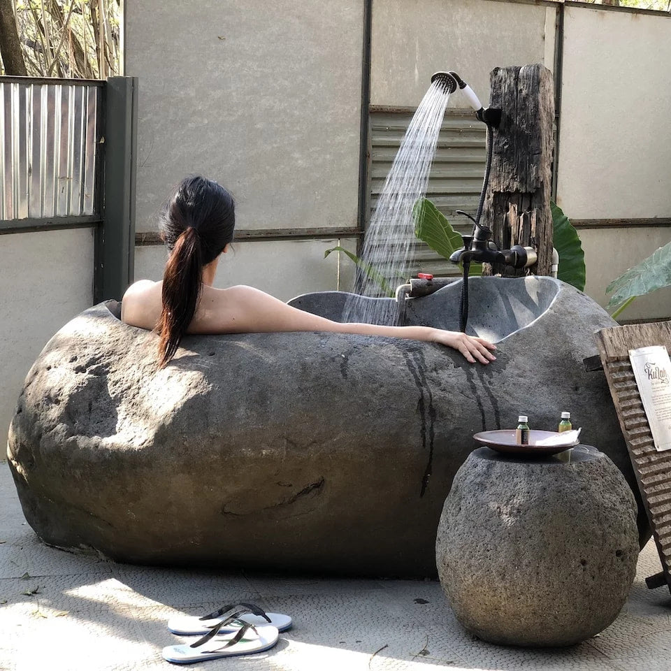 Stone bathtub weighing 4 TONS