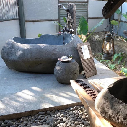 Baignoire en pierre pesant 4 tonnes