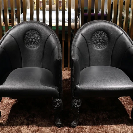 Klassischer Vintage-Sessel aus schwarzem, weichem Leder mit Massivholzbeinen 