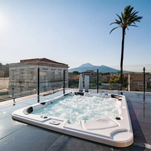 Charger l&#39;image dans la galerie, Exterior Bathtub Best Whirlpool Tubs Acrylic Waterfall Luxury Hot Tub
