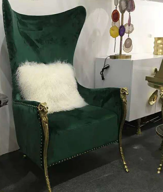 Luxuriöses Hochzeitssofa aus Fell, grüne Loungesessel für Braut und Bräutigam 