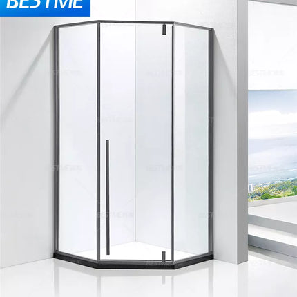 Duschraum mit geschlossenen Duschkabinen und Duschtüren 