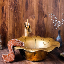 Charger l&#39;image dans la galerie, Flower Shape Gold Ceramic Table Top
