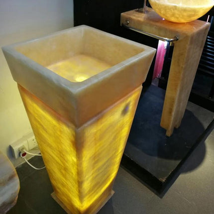 Lavabo sur pied en onyx antique avec éclairage LED et lave-mains intégré. 