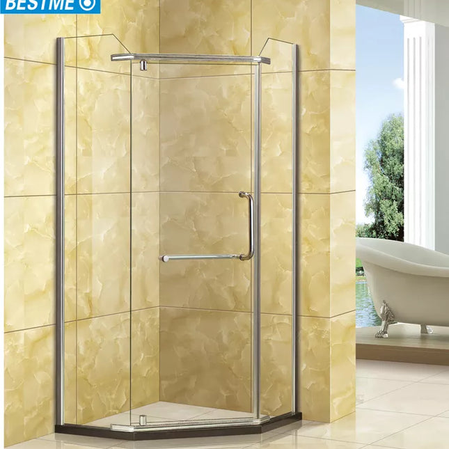 Luxuriöses Badezimmer mit Duschkabine aus gehärtetem Glas 