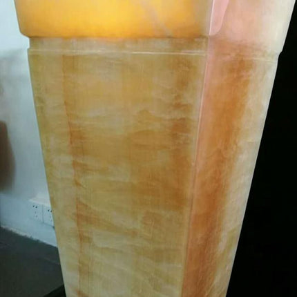 Lavabo sur pied en onyx antique avec éclairage LED et lave-mains intégré. 