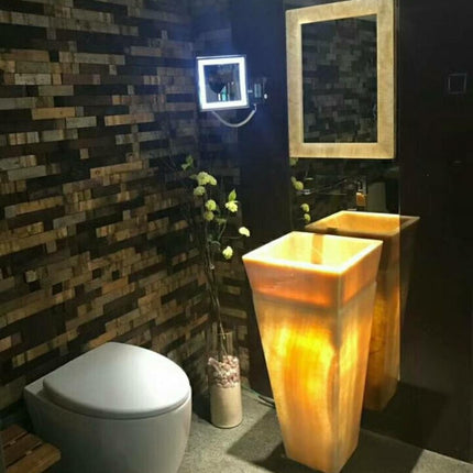 Lavabo sur pied en onyx antique avec éclairage LED et lave-mains intégré. 