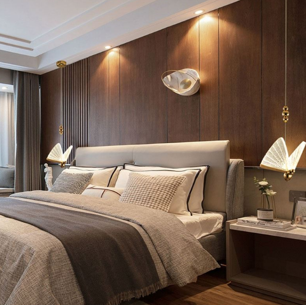 Modern pendant chandelier for stairs

Luxury hanging chandelier light

Statement chandelier for staircase

Grand foyer staircase chandelier

Elegant staircase chandelier