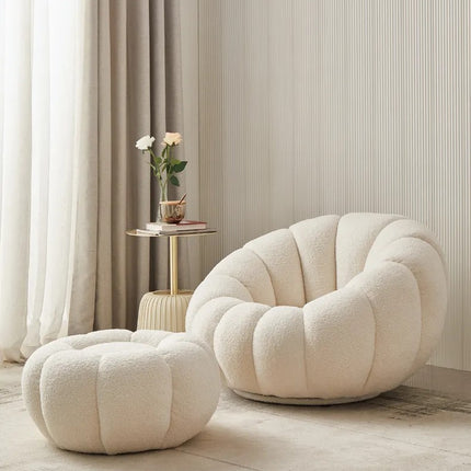 Boconcept Cremeweißer, gesteppter, kürbisförmiger Bouclé-Drehsessel mit Fußhocker