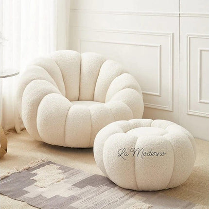 Boconcept Cremeweißer, gesteppter, kürbisförmiger Bouclé-Drehsessel mit Fußhocker